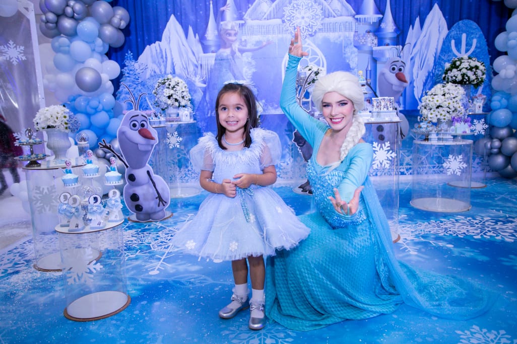 Elsa e aniversariante.jpg