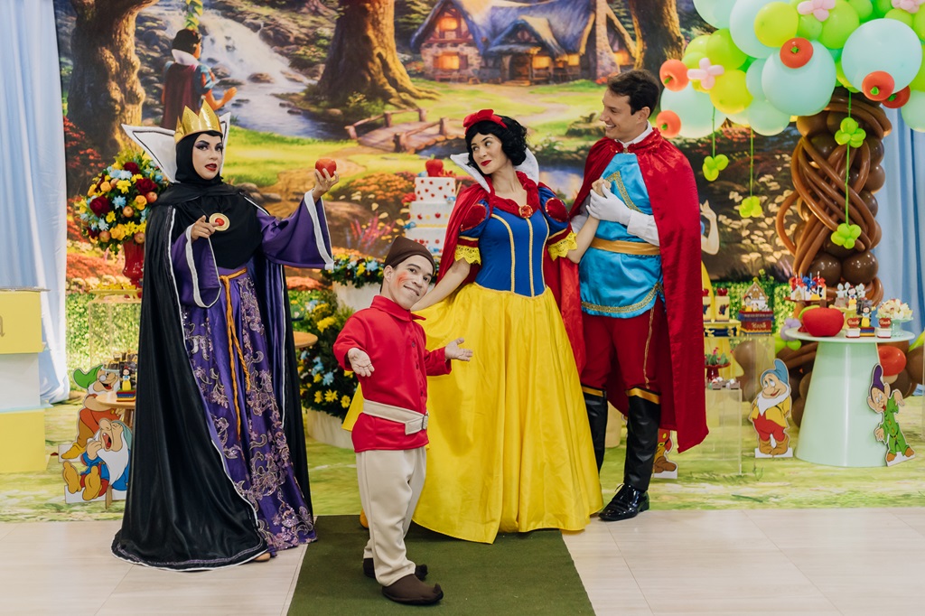 Branca de neve, principe, Bruxa e anão 01.jpg
